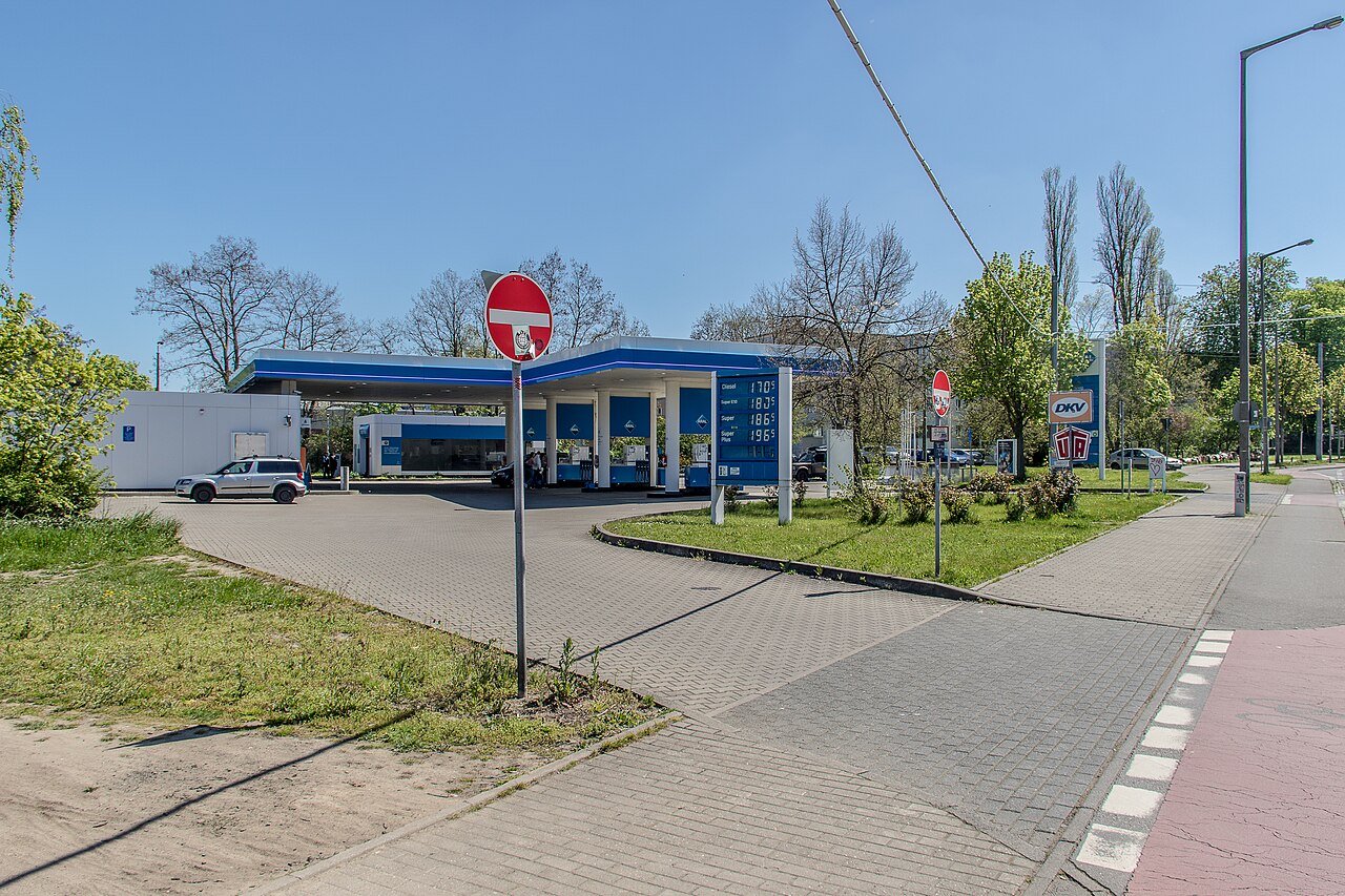 Eine Aral-Tankstelle in Leipzig-Gohlis mit aktueller Preistafel an einem Aprilnachmittag.
