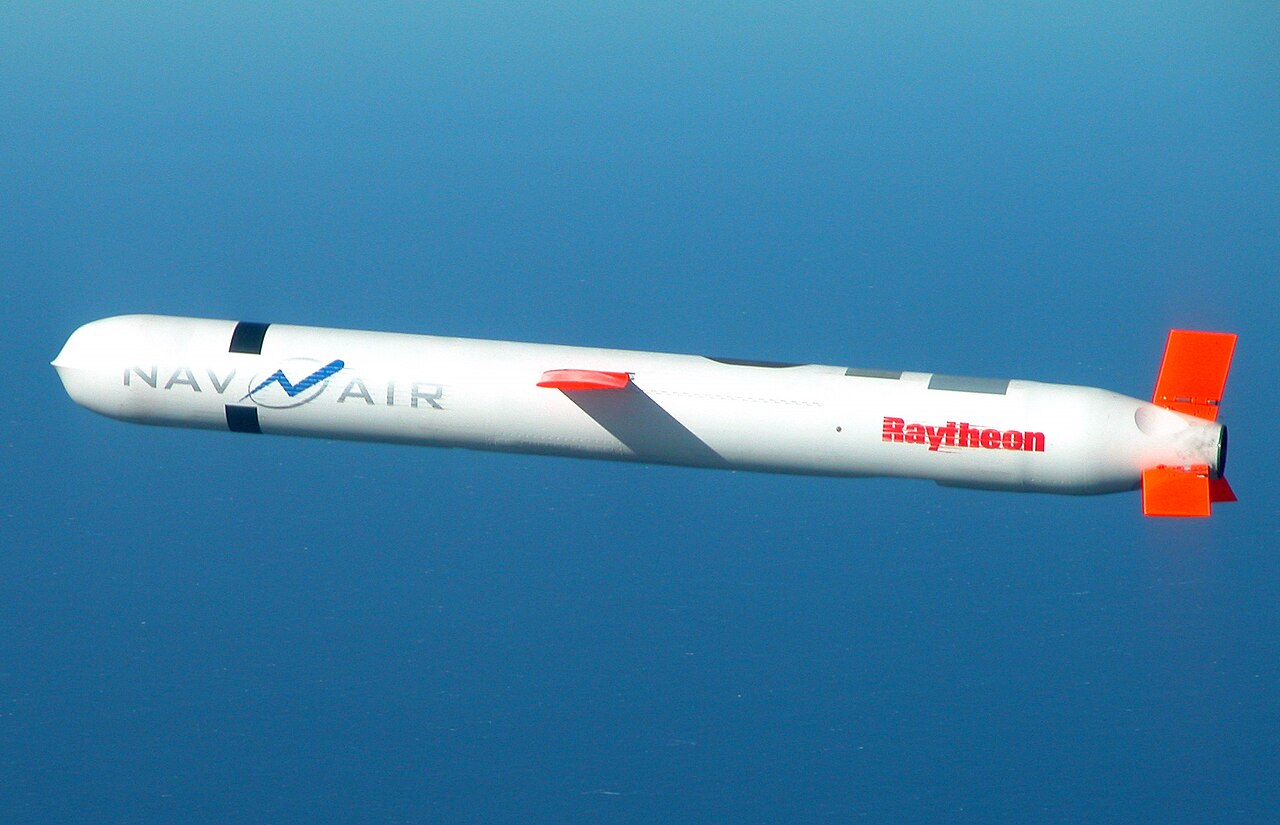 Ein Marschflugkörper vom Typ Tomahawk Block IV bei einem Testflug über dem NAVAIR-Testgelände in Südkalifornien.