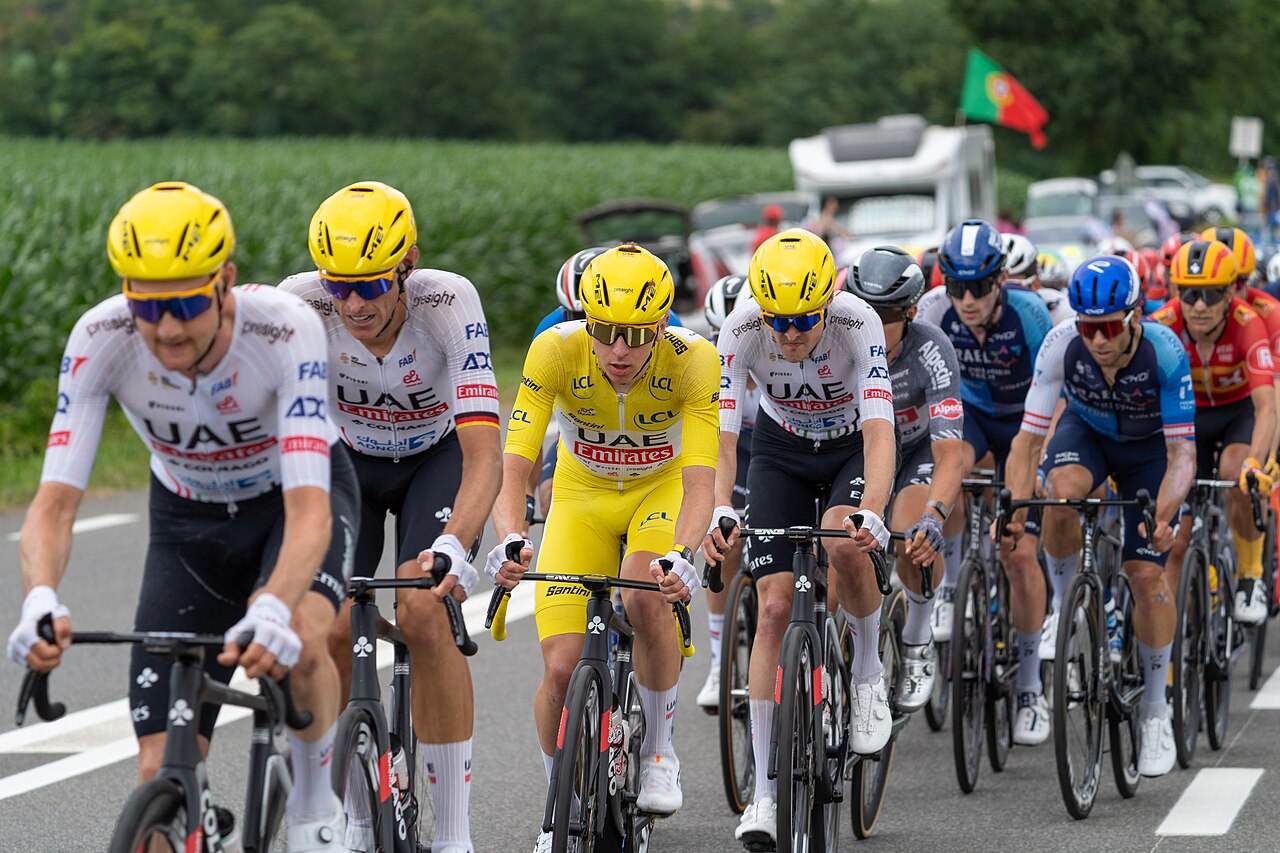 Tadej Pogačar im Gelben Trikot vor seinem UAE-Team an der Spitze des Feldes bei der Tour de France 2024.