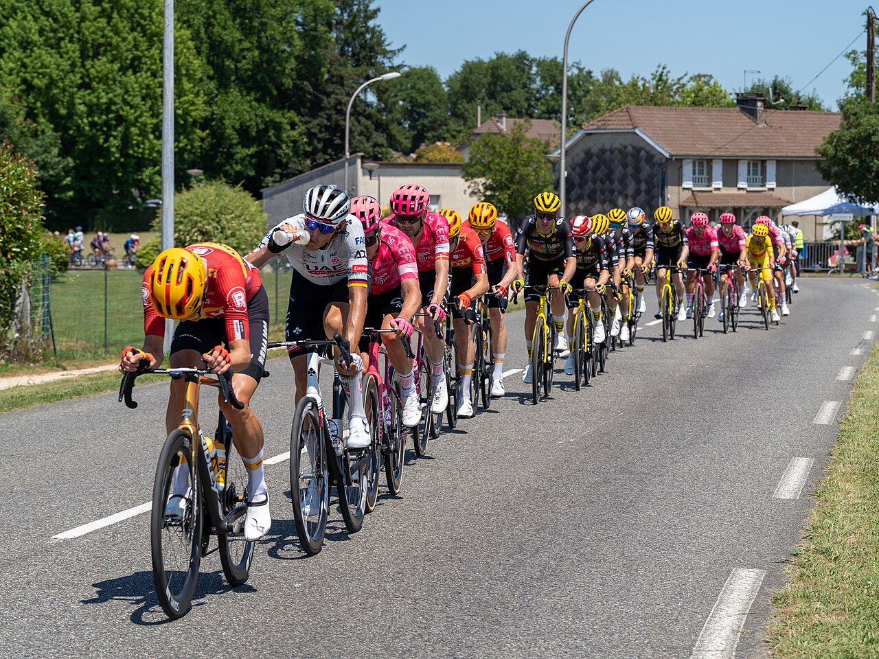 Das Peloton der Tour de France 2025 auf einer Etappe in den Pyrenäen.