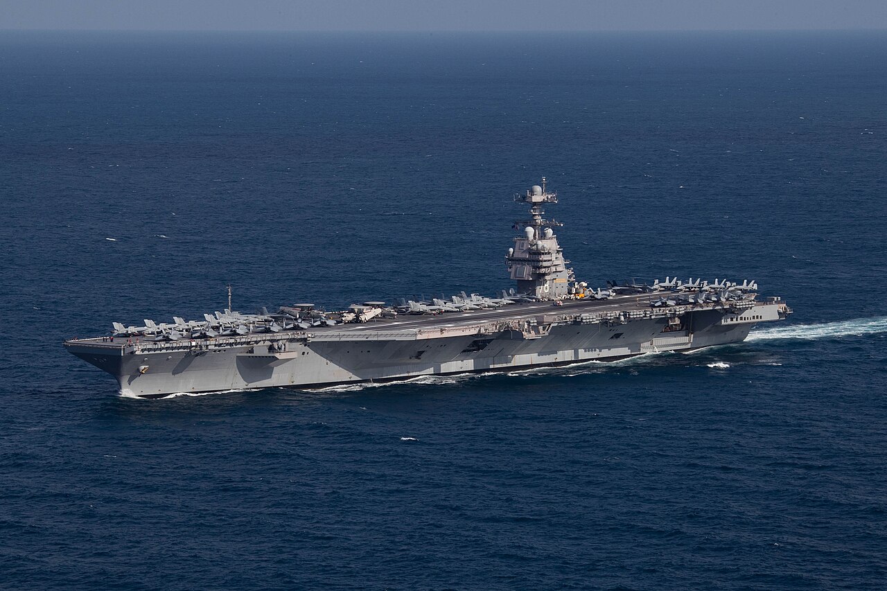 Der US-Flugzeugträger USS Gerald R. Ford in Fahrt im Atlantik.