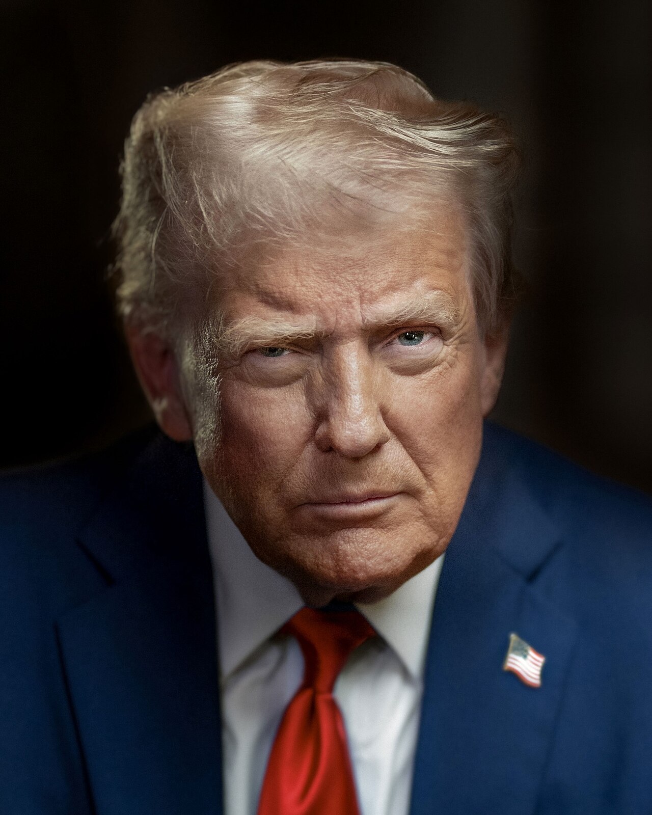 Offizielles Präsidentenporträt von Donald J. Trump aus dem Jahr 2025, aufgenommen vom Weißen-Haus-Fotografen Daniel Torok.