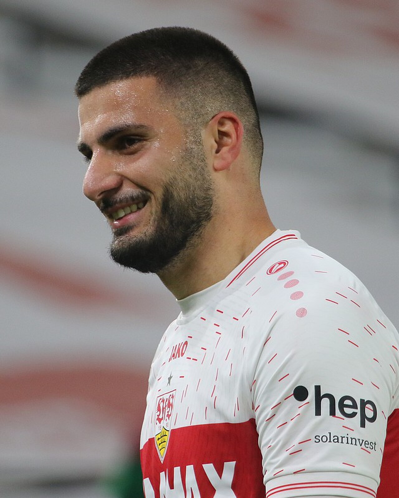 Porträtaufnahme von Deniz Undav im Trikot des VfB Stuttgart