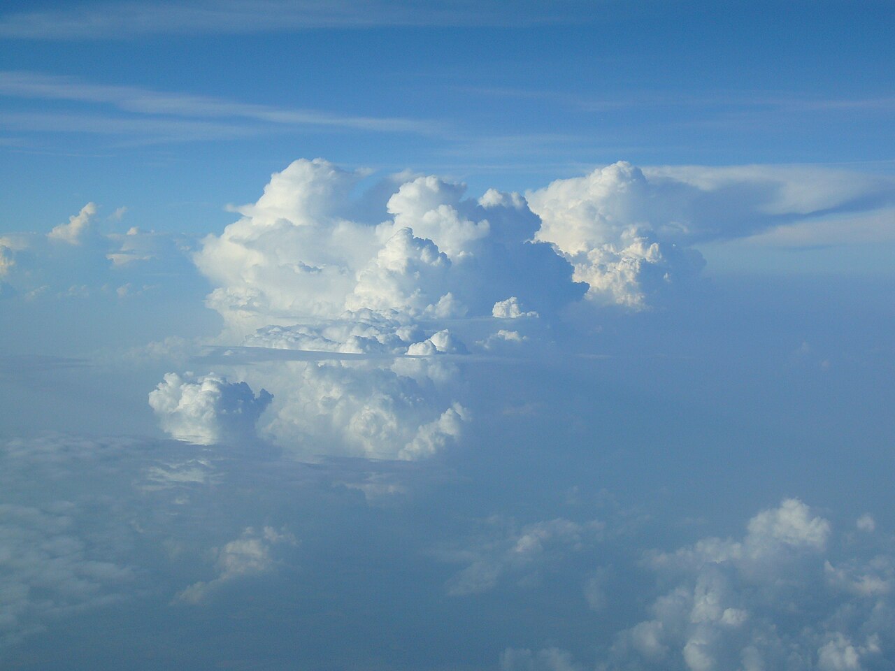 Eine isolierte Cumulonimbus-Gewitterwolke türmt sich über der deutsch-tschechischen Grenze in den Himmel.