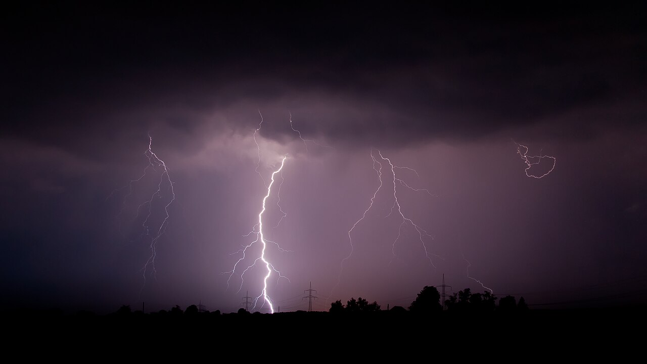 Blitzeinschläge während eines schweren Gewitters bei Pritzerbe in Brandenburg