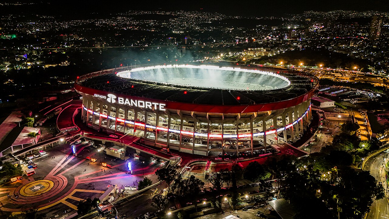 Nachtaufnahme des renovierten Aztekenstadions in Mexiko-Stadt aus der Vogelperspektive.
