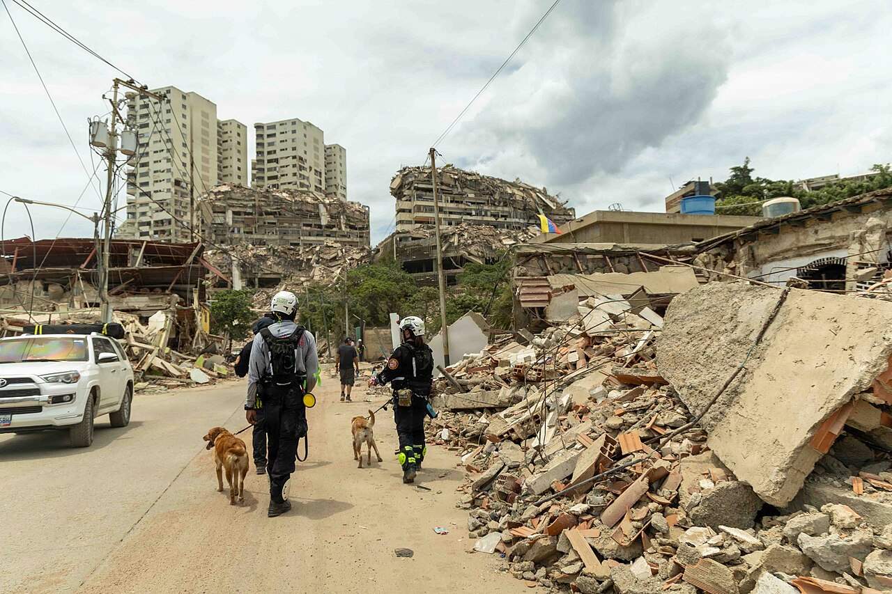 US-Rettungskräfte des Miami-Dade Urban Search and Rescue Teams im Katastrophengebiet La Guaira nach dem Erdbeben in Venezuela