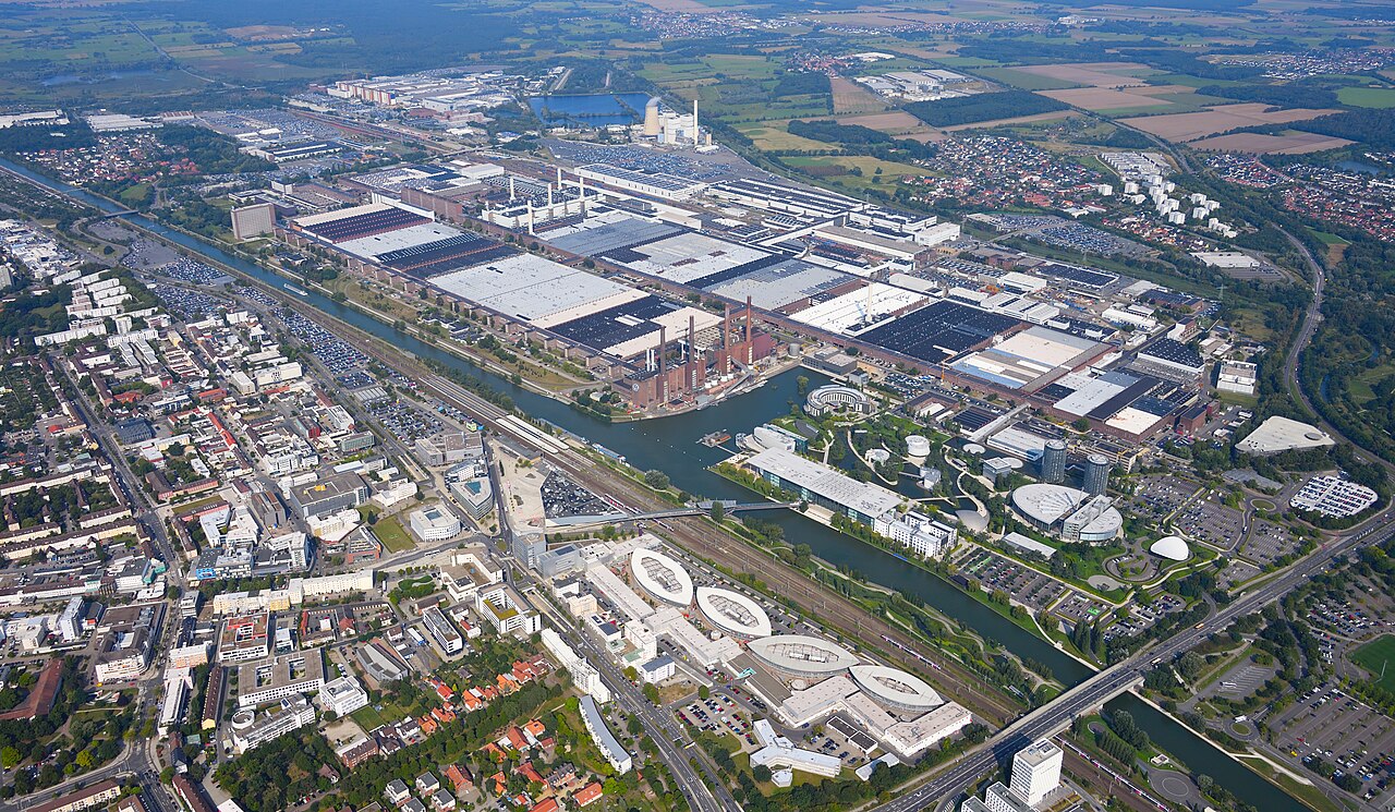 Luftaufnahme des Volkswagen-Stammwerks in Wolfsburg aus südöstlicher Perspektive