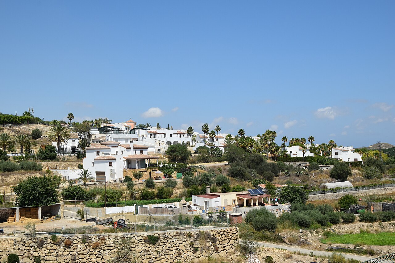 Straßenszene im andalusischen Los Gallardos, dem Ausgangsort des Waldbrands vom 9. Juli 2026.