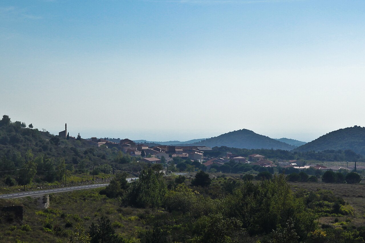 Blick auf das Bergdorf Trévillach im Département Pyrénées-Orientales, das am Wochenende vom Feuer eingeschlossen wurde.