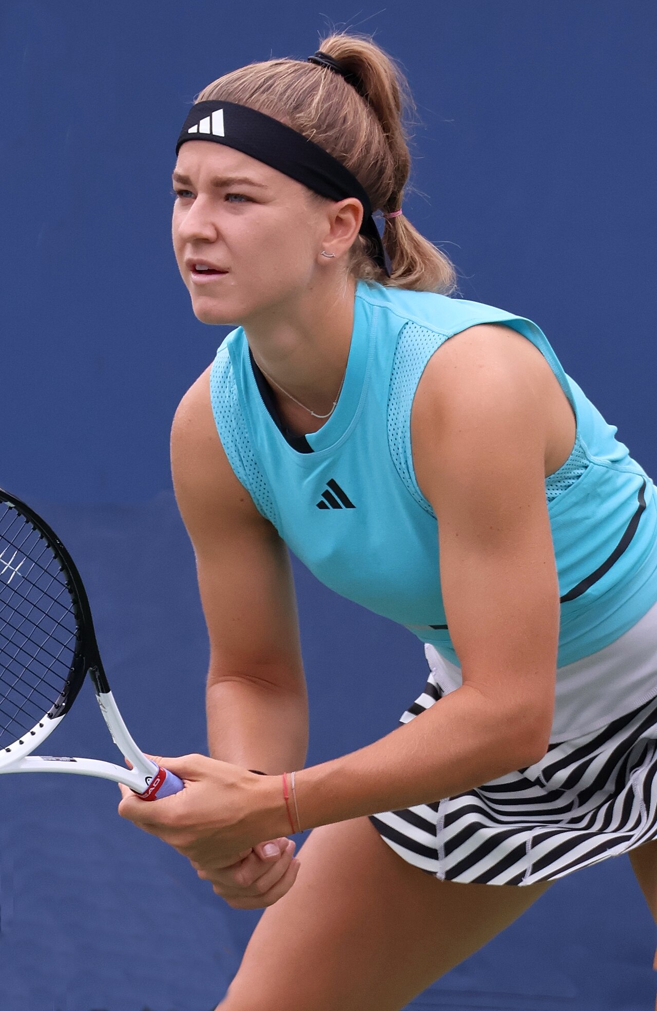 Karolína Muchová beim Aufschlag während des US Open 2023.