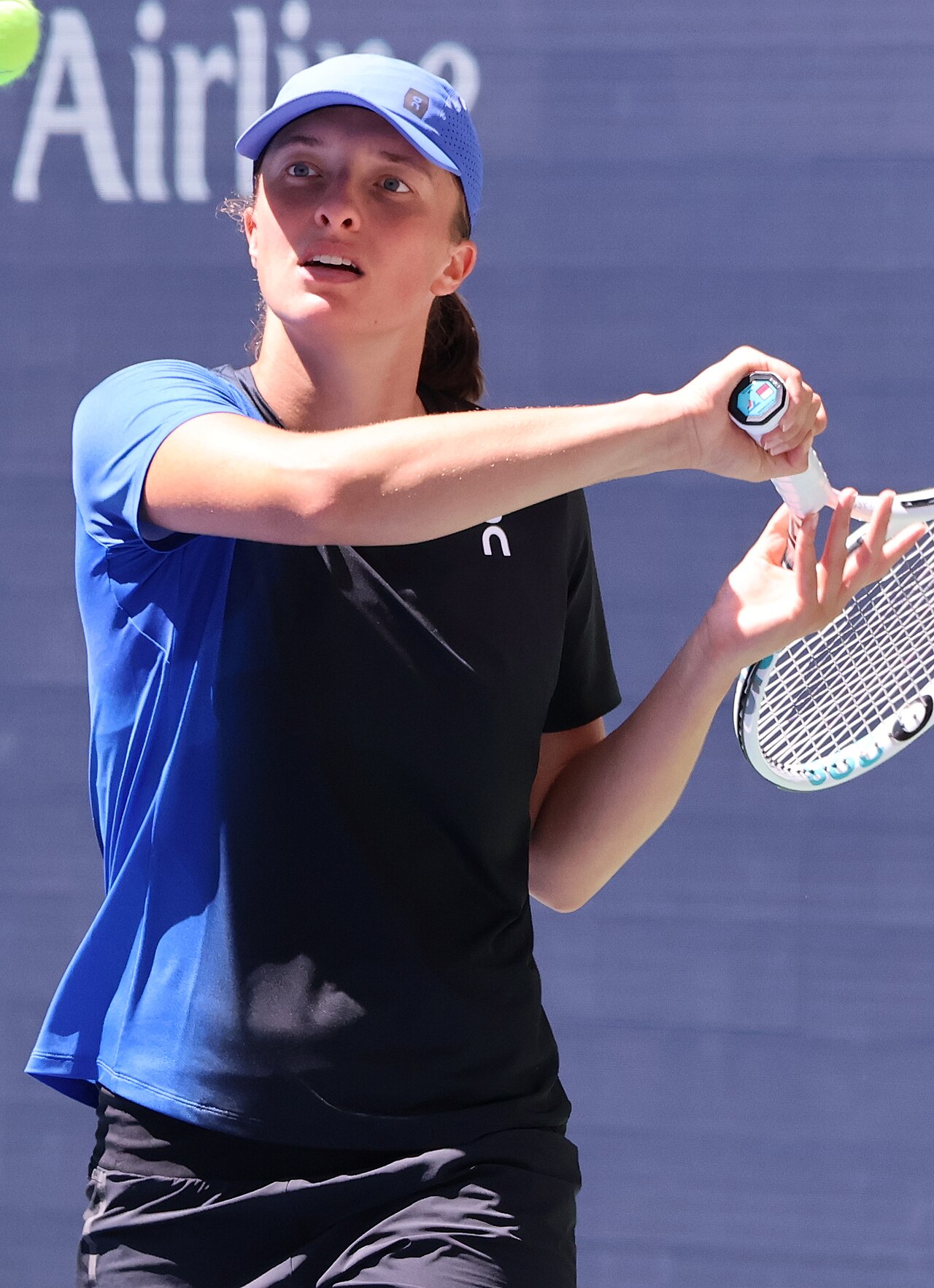 Iga Swiatek beim Aufschlag - Archivbild von den US Open 2023.