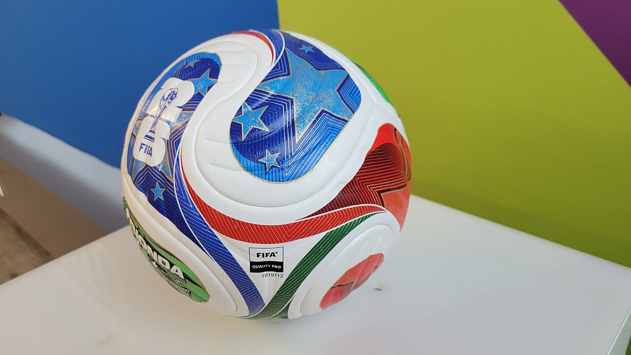 Der Adidas Trionda, offizieller Spielball der Fußball-Weltmeisterschaft 2026, in einer Vitrine im FIFA-Volunteer-Zentrum in Toronto.