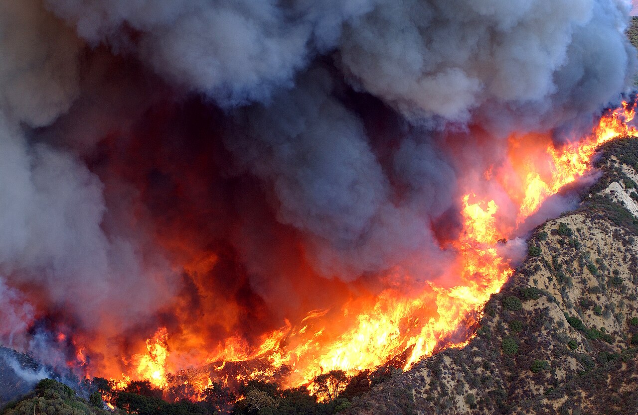 Waldbrand im Simi Valley in Kalifornien, dichte Rauchsäule über den Hügeln - Symbolbild für die im WMO-Bulletin dokumentierten extremen Feuerereignisse.